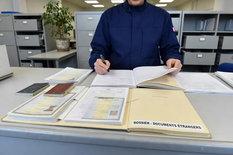 Guichet de préfecture française avec dossier administratif contenant des documents russes